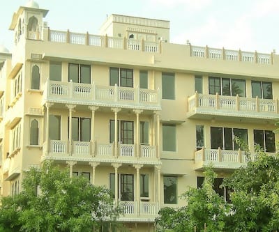 https://imgcld.yatra.com/ytimages/image/upload/t_hotel_yatra_city_desktop/v1432120572/Domestic Hotels/Hotels_Jaipur/Om Niwas Suite Hotel/Overview.jpg